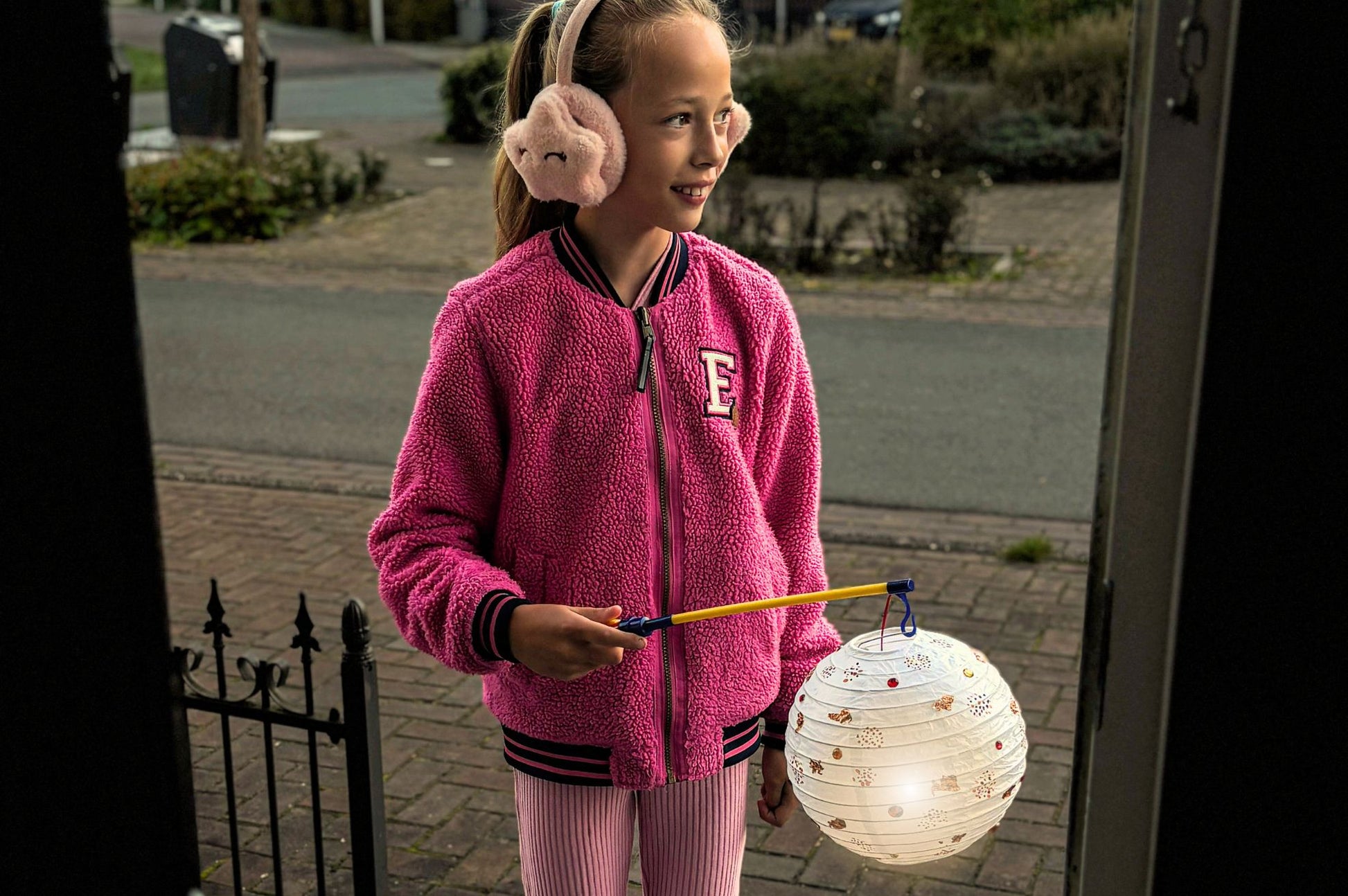 kind met zelfgemaakte lampion