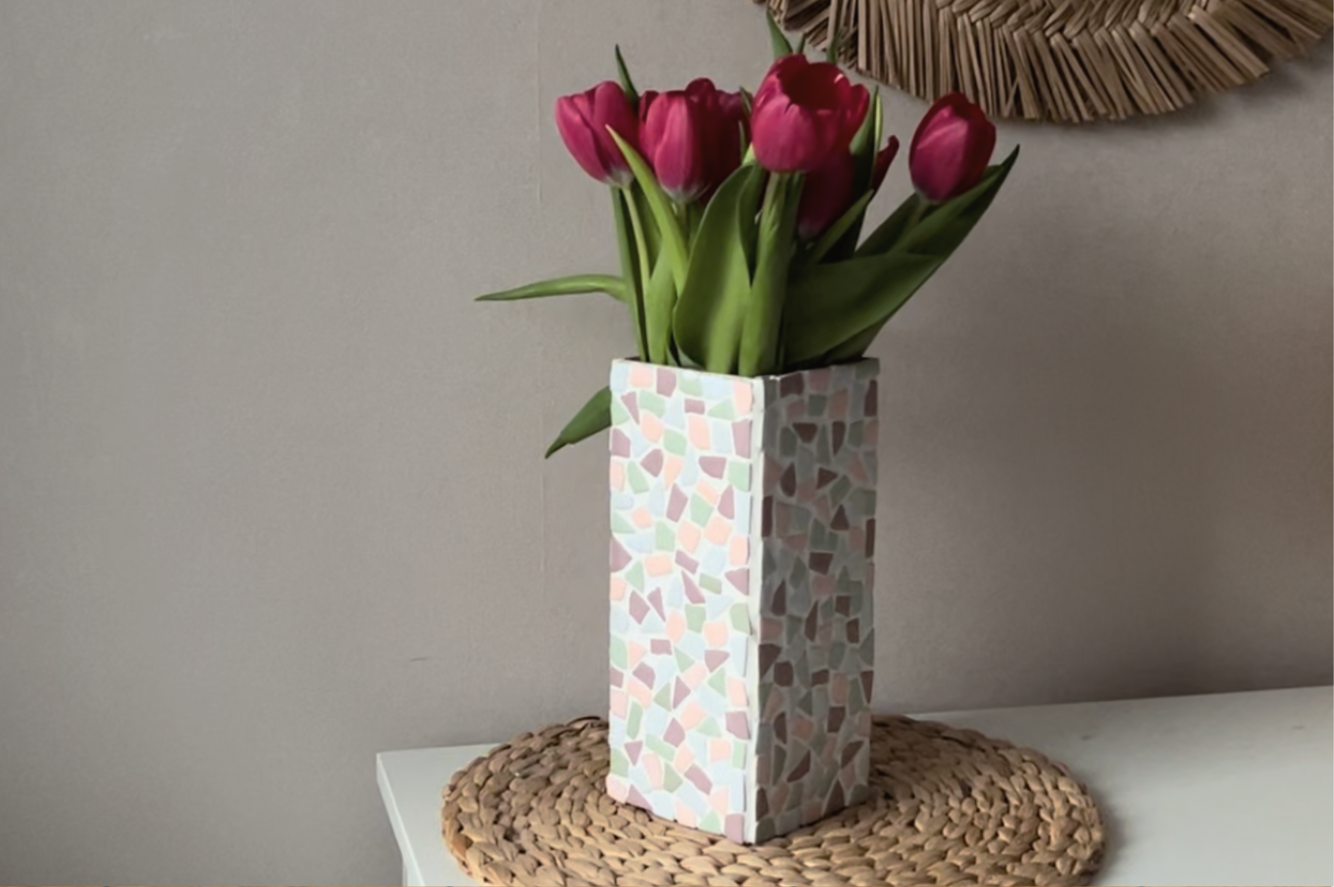 mozaiek vaas pastel met tulpen 